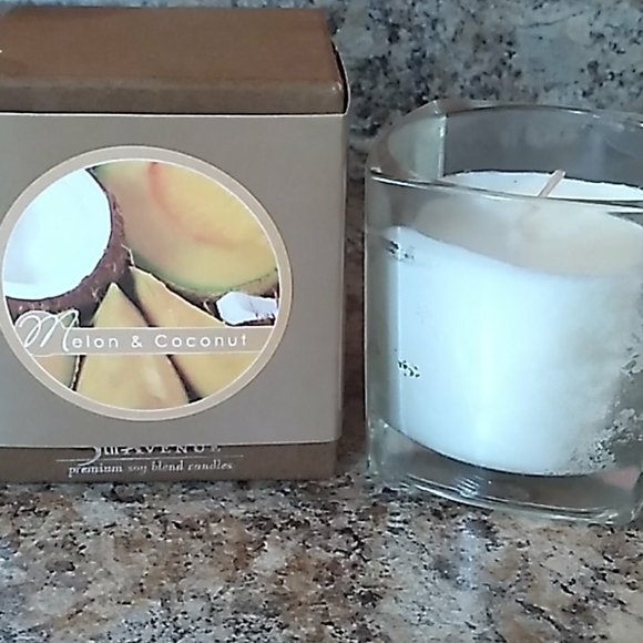 5th AVENUE CANDLE MELON & COCONUT - Picture 1 of 6